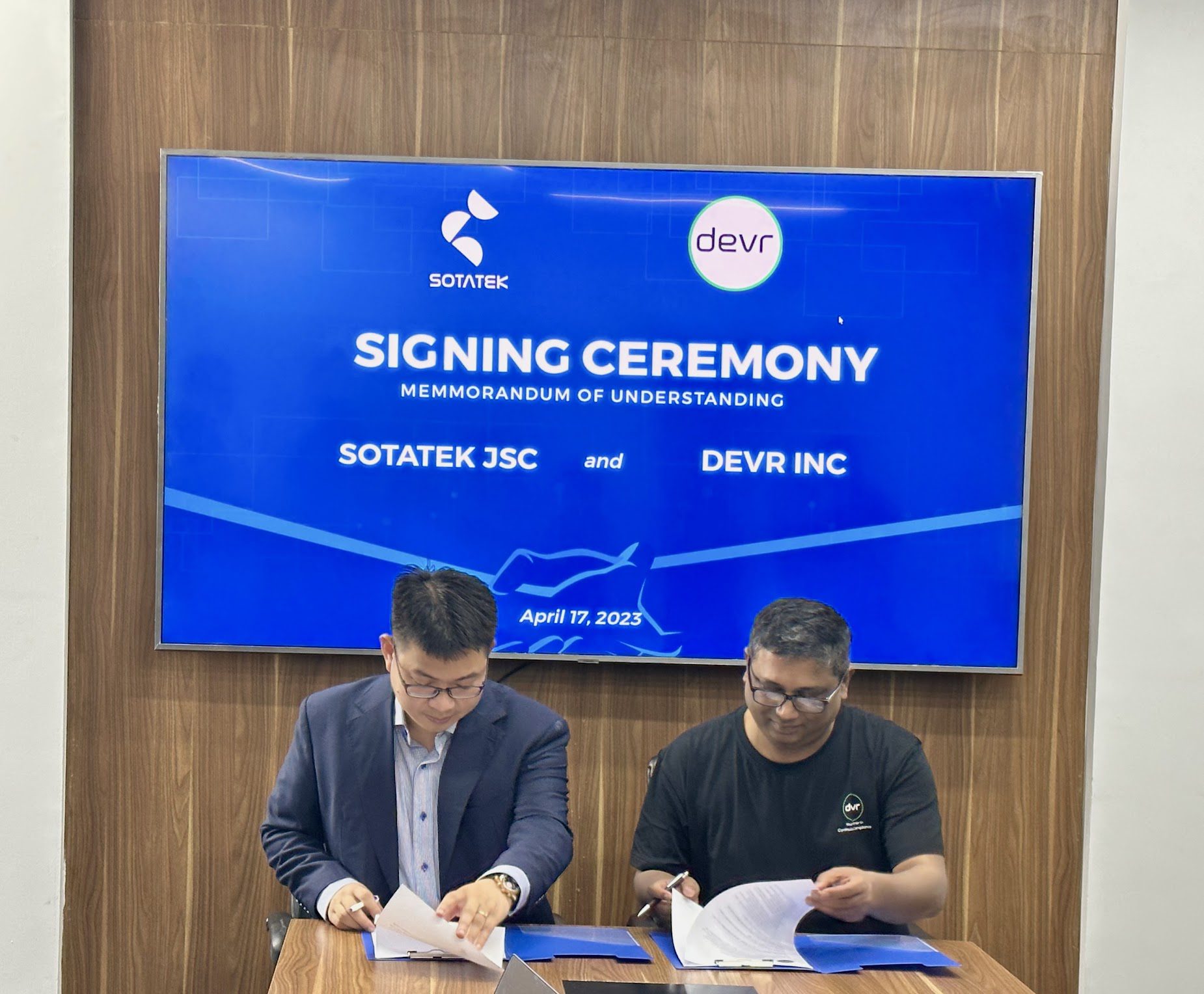 SotaTek-and-Devr-representatives-signs-memorandum-of-understanding